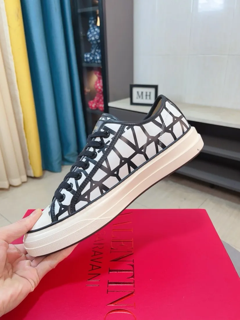Men's shoes 💰500🌸🌸[Valentino] Couple model, official website 1:1 replica, fashionable casual men's shoes 🔜The upper is made of imported high-quality original special upper sheepskin lining, the upper foot is very stylish, personalized fashionable rubber wear-resistant outsole, size: 35-44 (45 can be customized)